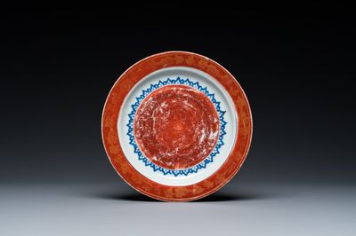 Een zeldaam Chinees Kinrande bord, Fu Gui Jia Qi 富贵佳器 merk, Wanli