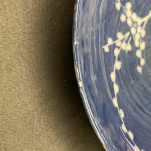 Een zeldaam Chinees wit-blauw 'spaartechniek' bord met een ekster bij prunusbloesems, Transitie periode — foto 5