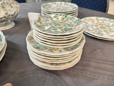 Een zeldzaam 30-delig KPM porseleinen servies met Cantonees famille verte beschildering, China en Duitsland, 19e eeuw — foto 63