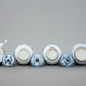 Een zeldzaam blauw-wit Chinees export porselein olie- en azijnstel op onderschotel, Qianlong, 18e eeuw — foto 10
