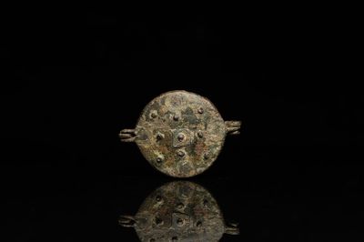 Een zeldzaam bronzen spiegeldoosje als hanger gemonteerd, Vlaanderen of Nederland, 14/15e eeuw