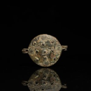 Een zeldzaam bronzen spiegeldoosje als hanger gemonteerd, Vlaanderen of Nederland, 14/15e eeuw — foto 1