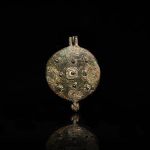 Een zeldzaam bronzen spiegeldoosje als hanger gemonteerd, Vlaanderen of Nederland, 14/15e eeuw — foto 3