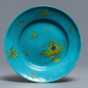 Een zeldzaam Brussels bord met floraal decor op turquoise grond, 18e eeuw — foto 1