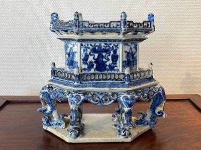 Een zeldzaam Chinees blauw-wit altaarstuk of 'chanab', 19e eeuw — foto 1