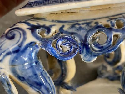 Een zeldzaam Chinees blauw-wit altaarstuk of 'chanab', 19e eeuw — foto 17