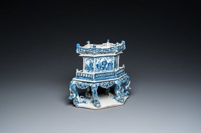 Een zeldzaam Chinees blauw-wit altaarstuk of 'chanab', 19e eeuw