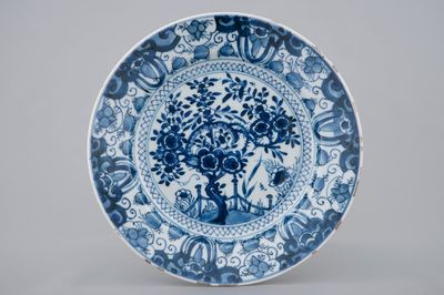 Een zeldzaam Chinees blauw-wit bord naar Delfts voorbeeld, Qianlong, 18e eeuw