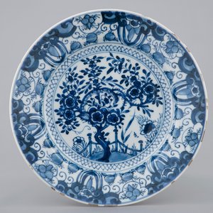 Een zeldzaam Chinees blauw-wit bord naar Delfts voorbeeld, Qianlong, 18e eeuw — foto 1