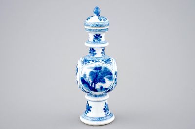 Een zeldzaam Chinees blauw-wit dekselvaasje, Kangxi