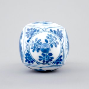 Een zeldzaam Chinees blauw-wit dekselvaasje, Kangxi — foto 6