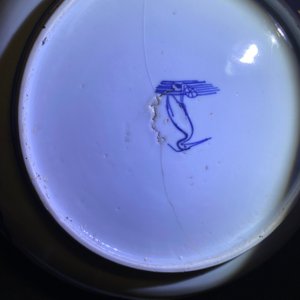 Een zeldzaam Chinees blauw-wit kraakporseleinen bord met 'reiger' merk, Wanli — foto 6