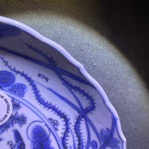 Een zeldzaam Chinees blauw-wit kraakporseleinen bord met 'reiger' merk, Wanli — foto 8