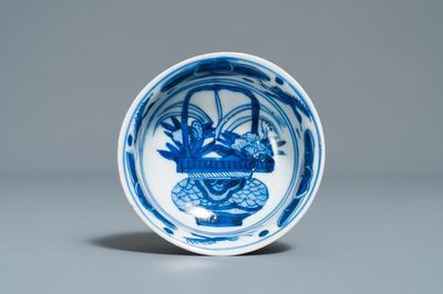 Een zeldzaam Chinees blauw-wit kraakporseleinen kommetje met 'reiger' merk, Wanli