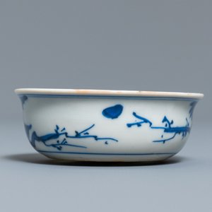 Een zeldzaam Chinees blauw-wit kraakporseleinen kommetje met 'reiger' merk, Wanli — foto 7