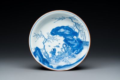 Een zeldzaam Chinees blauw-wit 'Xi Xiang Ji' bord met een gedeelte van een gedicht, Jiajing merk, Transitie periode