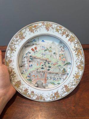 Een zeldzaam Chinees Canton famille rose bord met afbeelding van een ambtenaar die langs de Parelrivier reist richting de Whampoa Pagode, Qianlong — foto 1