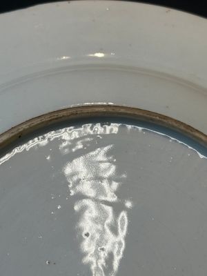 Een zeldzaam Chinees Canton famille rose bord met afbeelding van een ambtenaar die langs de Parelrivier reist richting de Whampoa Pagode, Qianlong — foto 11