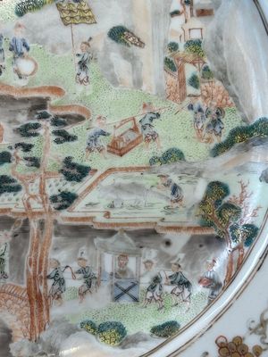 Een zeldzaam Chinees Canton famille rose bord met afbeelding van een ambtenaar die langs de Parelrivier reist richting de Whampoa Pagode, Qianlong — foto 3