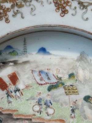 Een zeldzaam Chinees Canton famille rose bord met afbeelding van een ambtenaar die langs de Parelrivier reist richting de Whampoa Pagode, Qianlong — foto 5