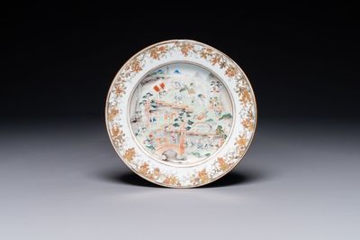Een zeldzaam Chinees Canton famille rose bord met afbeelding van een ambtenaar die langs de Parelrivier reist richting de Whampoa Pagode, Qianlong