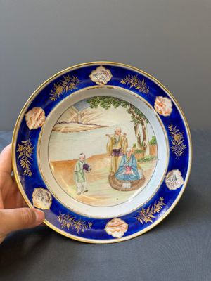 Een zeldzaam Chinees Canton famille rose bord met blauw geglazuurde rand, 19e eeuw — foto 1