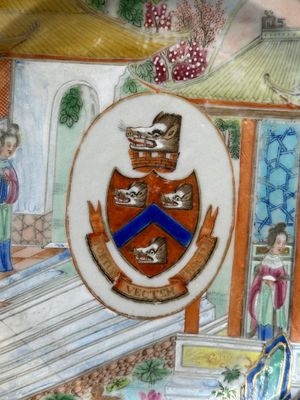 Een zeldzaam Chinees Canton famille rose bord met het wapen van Wight of Bradley, 19e eeuw — foto 2