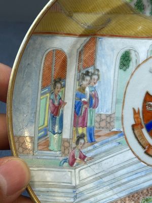 Een zeldzaam Chinees Canton famille rose bord met het wapen van Wight of Bradley, 19e eeuw — foto 3