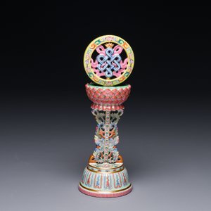 Een zeldzaam Chinees famille rose boeddhistisch altaarornament, Qianlong merk en periode — foto 3