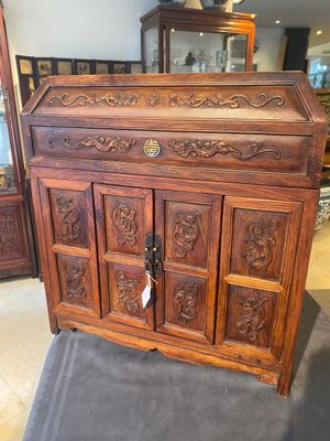 Een zeldzaam Chinees huanghuali houten rariteitenkabinet of 'duo bao ge' met chilong decor, 18/19e eeuw — foto 1