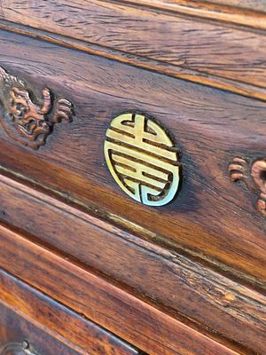 Een zeldzaam Chinees huanghuali houten rariteitenkabinet of 'duo bao ge' met chilong decor, 18/19e eeuw — foto 5