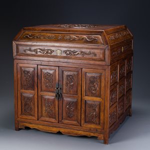 Een zeldzaam Chinees huanghuali houten rariteitenkabinet of 'duo bao ge' met chilong decor, 18/19e eeuw — foto 1