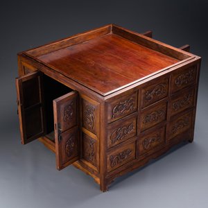 Een zeldzaam Chinees huanghuali houten rariteitenkabinet of 'duo bao ge' met chilong decor, 18/19e eeuw — foto 9