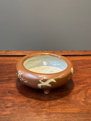 Een zeldzaam Chinees Swatow bruin geglazuurde slibdecor wierookvat met een kraanvogel, Ming — foto 1