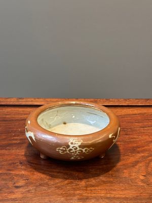 Een zeldzaam Chinees Swatow bruin geglazuurde slibdecor wierookvat met een kraanvogel, Ming — foto 2