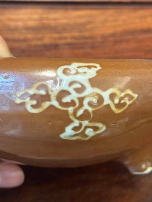 Een zeldzaam Chinees Swatow bruin geglazuurde slibdecor wierookvat met een kraanvogel, Ming — foto 6