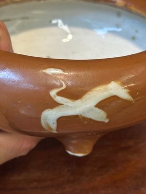 Een zeldzaam Chinees Swatow bruin geglazuurde slibdecor wierookvat met een kraanvogel, Ming — foto 7