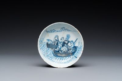 Een zeldzaam Delfts blauw-wit schoteltje met varende Noormannen, 17e eeuw