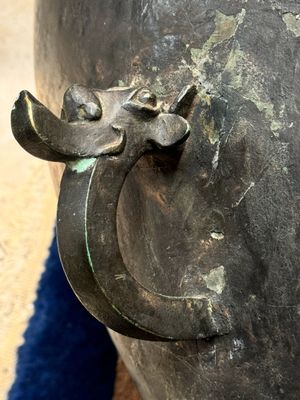 Een zeldzaam en uitzonderlijk groot Chinees archaïsch bronzen 'lei' wijnvat met inscriptie, Song — foto 15