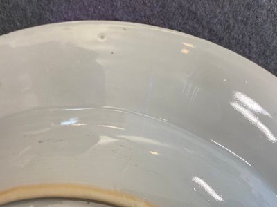 Een zeldzaam in Europa gedecoreerd Chinees exportporseleinen bord met textielhandelaars, Qianlong — foto 11