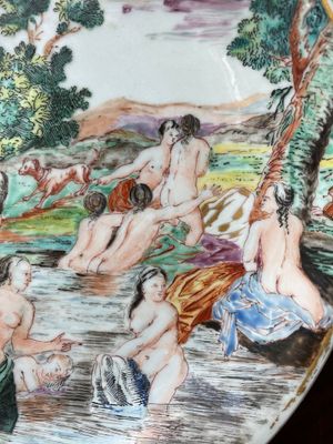 Een zeldzaam in Nederland beschilderd Chinees eierschaal bord met 'Diana en Actaeon' met Nederlandse tekst achterop, Yongzheng — foto 4