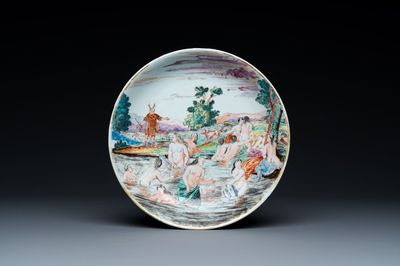 Een zeldzaam in Nederland beschilderd Chinees eierschaal bord met 'Diana en Actaeon' met Nederlandse tekst achterop, Yongzheng