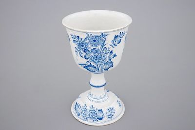 Een zeldzame blauw-witte aardewerken beker op voet, Duitsland, 17/18e eeuw