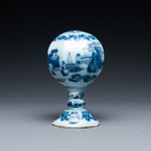 Een zeldzame blauw-witte Delftse chinoiserie standaard voor kinderpruiken, eind 17e eeuw — foto 2