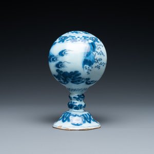 Een zeldzame blauw-witte Delftse chinoiserie standaard voor kinderpruiken, eind 17e eeuw — foto 4