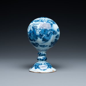 Een zeldzame blauw-witte Delftse chinoiserie standaard voor kinderpruiken, eind 17e eeuw — foto 5