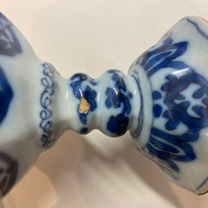 Een zeldzame blauw-witte Delftse chinoiserie standaard voor kinderpruiken, eind 17e eeuw — foto 8