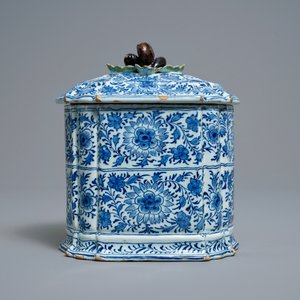 Een zeldzame blauw-witte Delftse dekseldoos met polychrome kastanjes, 18e eeuw — foto 5
