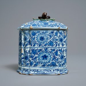 Een zeldzame blauw-witte Delftse dekseldoos met polychrome kastanjes, 18e eeuw — foto 7