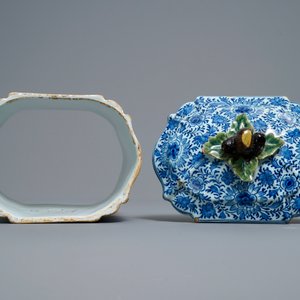 Een zeldzame blauw-witte Delftse dekseldoos met polychrome kastanjes, 18e eeuw — foto 9